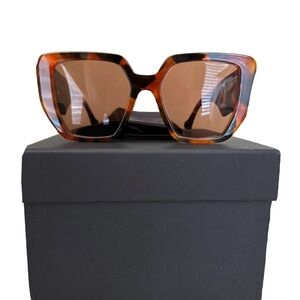 Gucci Logo Oversized Sunglasses